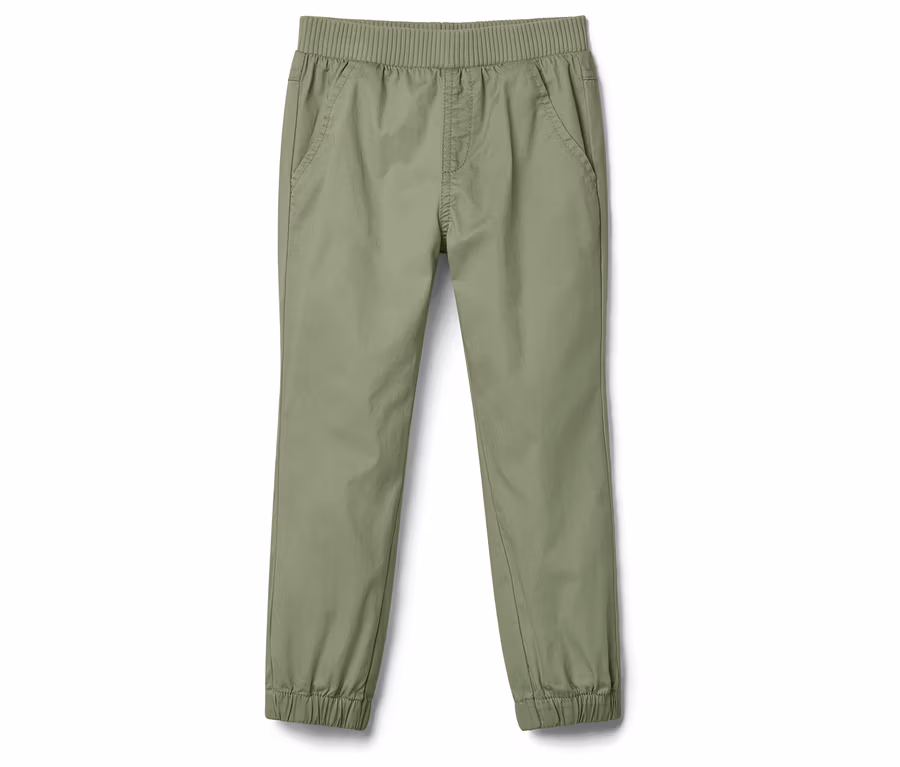 Eine olivgrüne Hose mit elastischem Bund und Bündchen liegt auf einem weißen Hintergrund.