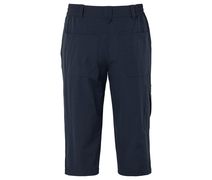 Nahaufnahme der Rückseite einer dunkelblauen Dreiviertelhose mit Taschen.