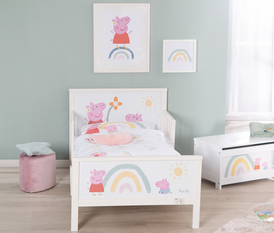 Kinderzimmer mit Peppa Pig-Motiven: Bett, Spielzeugkiste und Wandbilder mit Regenbogen.