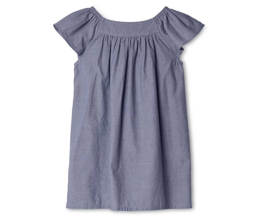 Ein blaues Kleid mit kurzen Ärmeln liegt auf einem weißen Hintergrund.