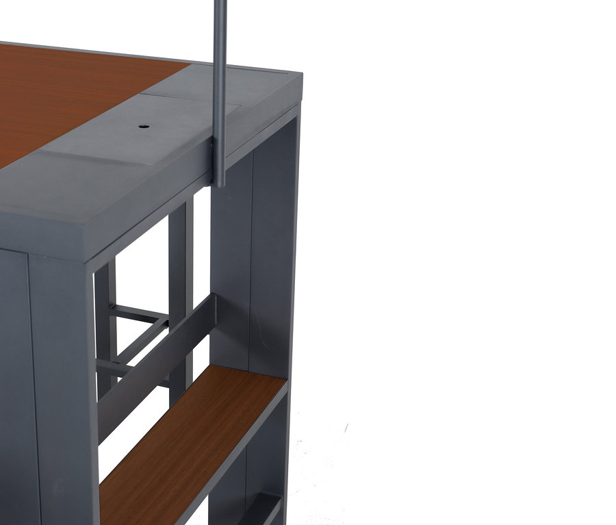 Detailansicht des Leco Bartischs mit vier Hockern, der eine braune Tischplatte und graue Beine hat.