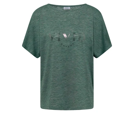 Grünes CECIL T-Shirt mit Rundhalsausschnitt und silberfarbenem "Vivid Dreams"-Schriftzug.