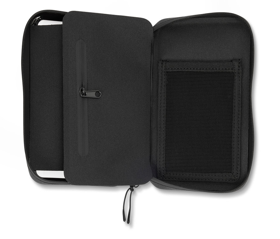 Geöffnete schwarze Reißverschlusstasche mit Fächern und einer Innentasche mit Reißverschluss.