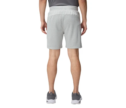 Mann von hinten in hellgrauen FILA Herren-Funktions-Sweatshorts und dunkelgrauen Turnschuhen.