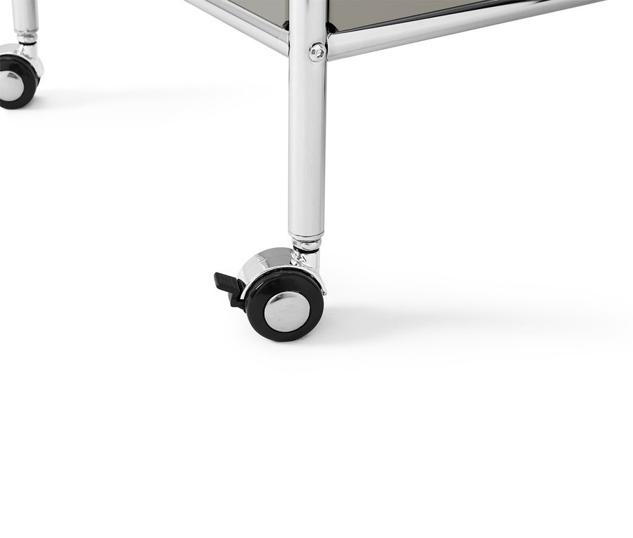 Detailansicht eines Servierwagens mit Rollen.