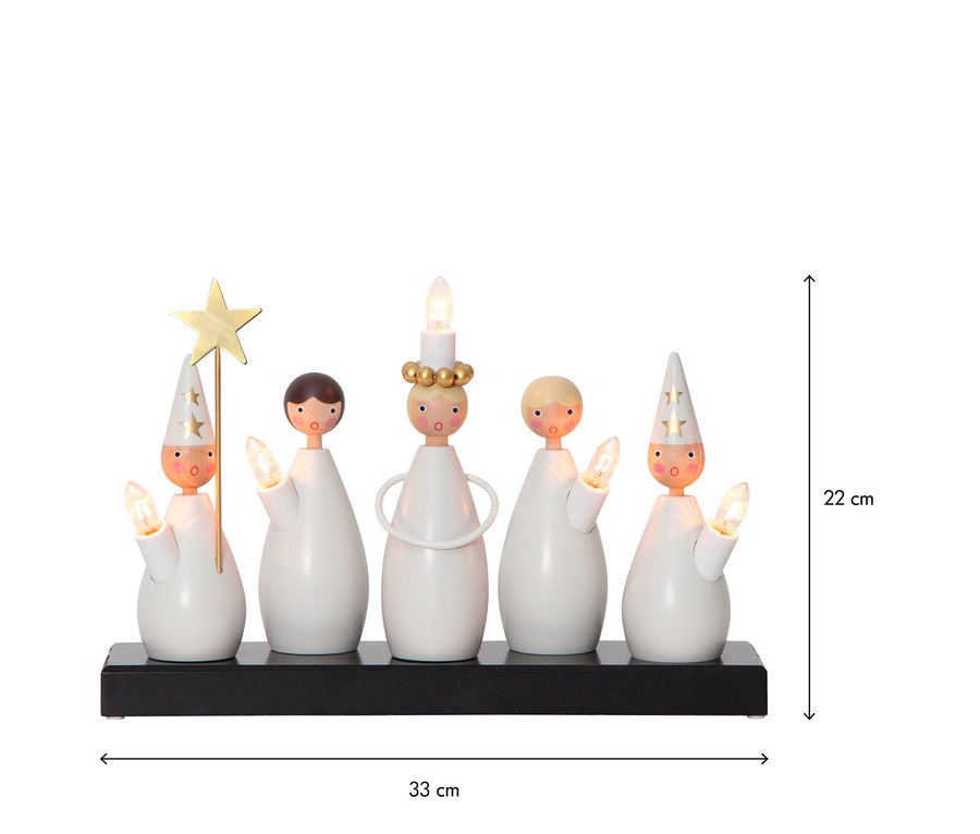 Fünf weiße Holzfiguren, stilisiert als Engel oder Sternsinger, stehen auf einem schwarzen Sockel und halten LED-Kerzenlichter. Eine Figur trägt einen goldenen Stern, eine andere eine goldene Krone mit einer Kerze auf dem Kopf, und zwei tragen spitze Hüte mit Sternen. Die Dekoration ist 22 cm hoch und 33 cm breit.