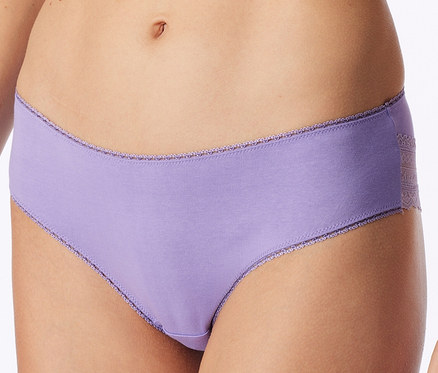 Nahaufnahme des Mittelkörpers einer Person, die hellviolette Slips mit Spitzenbesatz an Bund und Beinöffnungen sowie einem Spitzeneinsatz an der Seite trägt.