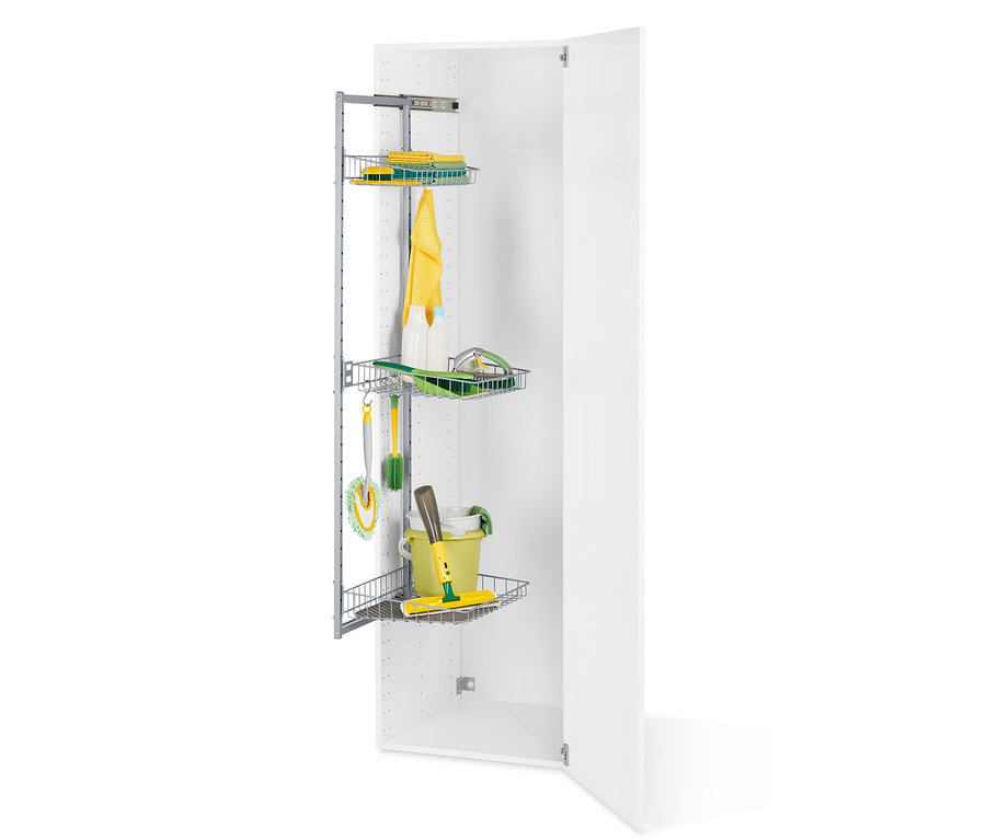 Reinigungsmittel in Drahtkörben in einem offenen weißen Schrank.