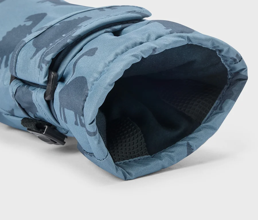 Blauer Handschuh mit dunklem Dinosaurier-Muster, verstellbarem Riemen mit schwarzer Schnalle und dunklem, strukturiertem Innenfutter.