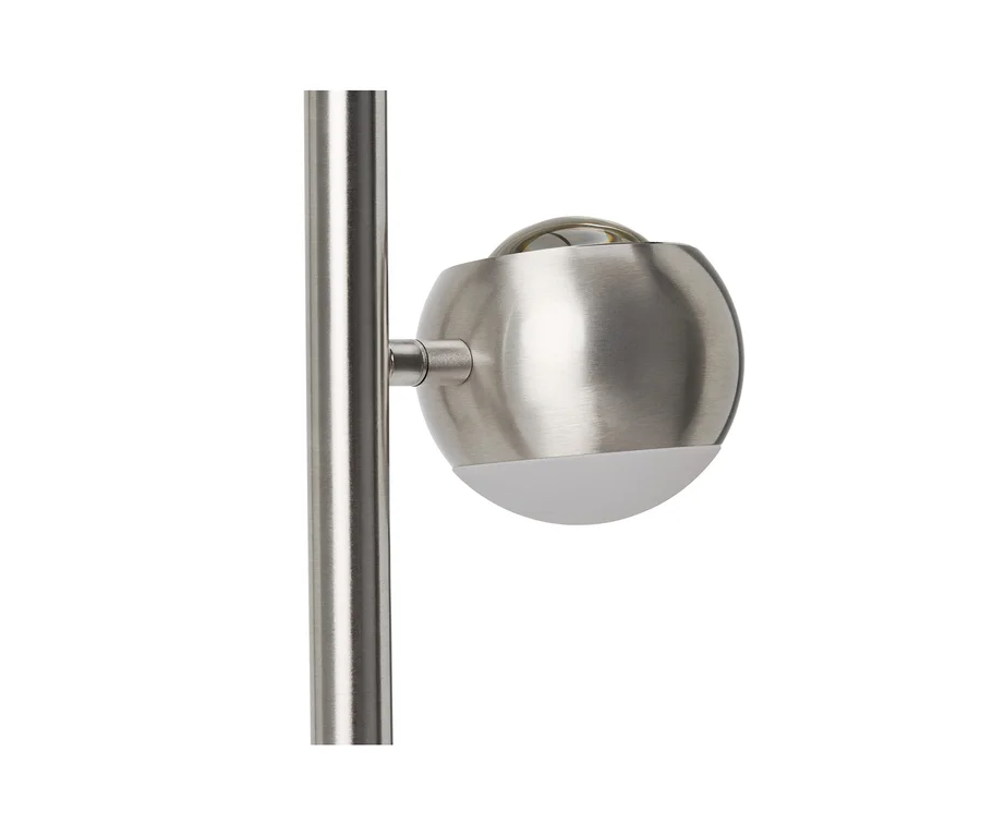 Nahaufnahme einer Lampe mit gebürstetem Metallständer und kugelförmigem Leuchtenkopf. Der Kopf ist oben aus gebürstetem Metall und unten weiß-transluzent.