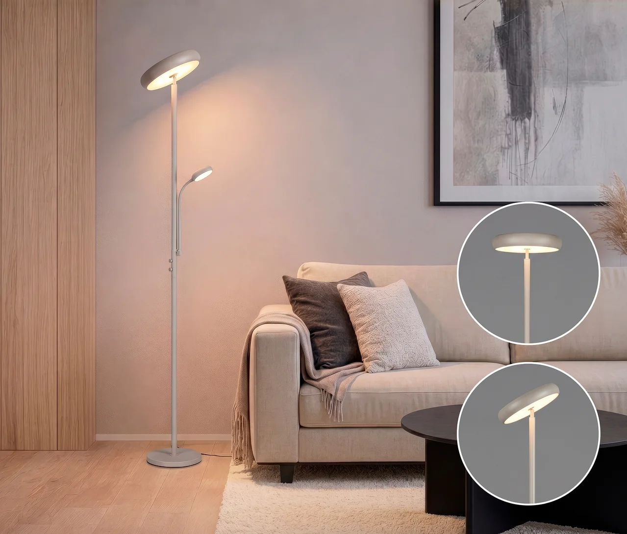 Eine hellgraue Stehlampe mit einem Uplight und einer flexiblen Leselampe steht in einem modernen Wohnzimmer neben einem beigen Sofa mit Kissen und einer Decke. Ein abstraktes Bild hängt an der Wand.