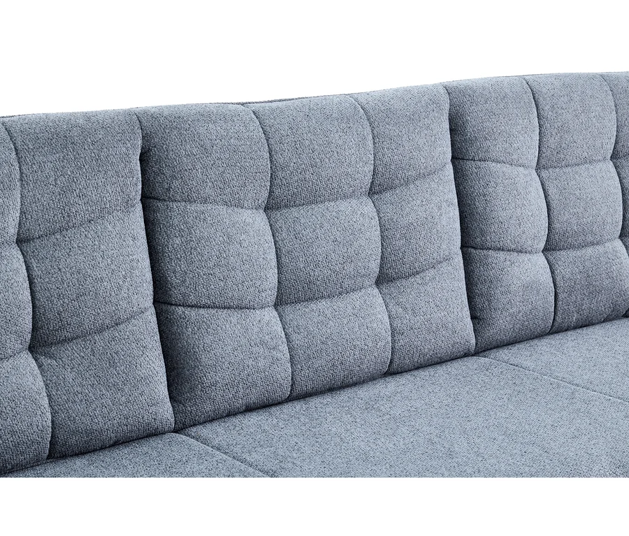 Nahaufnahme eines grauen Sofas mit strukturiertem Stoff und einer getufteten Rückenlehne mit quadratischen Abschnitten.
