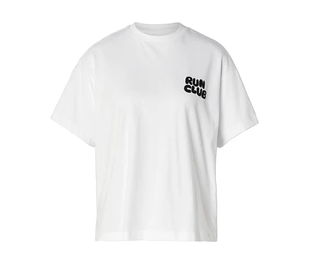Weißes Sportshirt mit kurzem Arm und schwarzem "RUN CLUB"-Aufdruck auf der Brust.