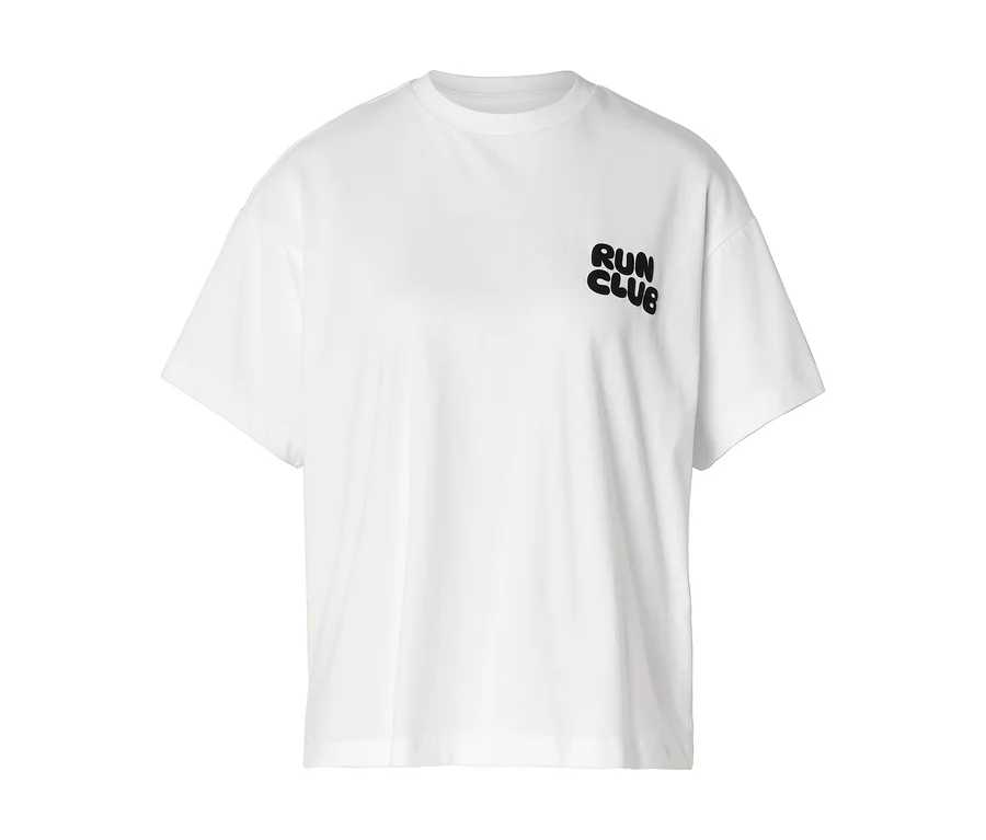 Weißes Sportshirt mit kurzem Arm und schwarzem "RUN CLUB"-Aufdruck auf der Brust.