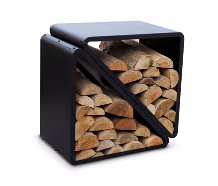 Schwarzes Kaminholzregal, ca. 57 cm, gefüllt mit Holzscheiten.