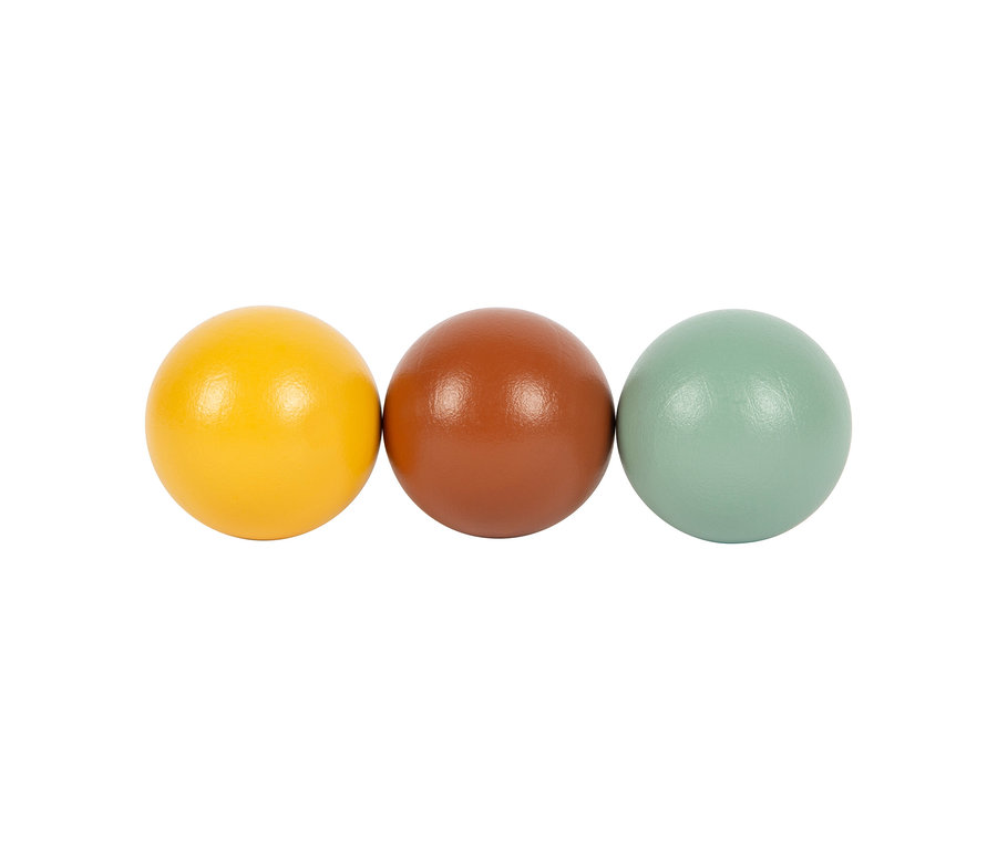 Drei farbige Kugeln des small foot Montessori-Bundle 3: gelb, braun und mintgrün, nebeneinander aufgereiht.
