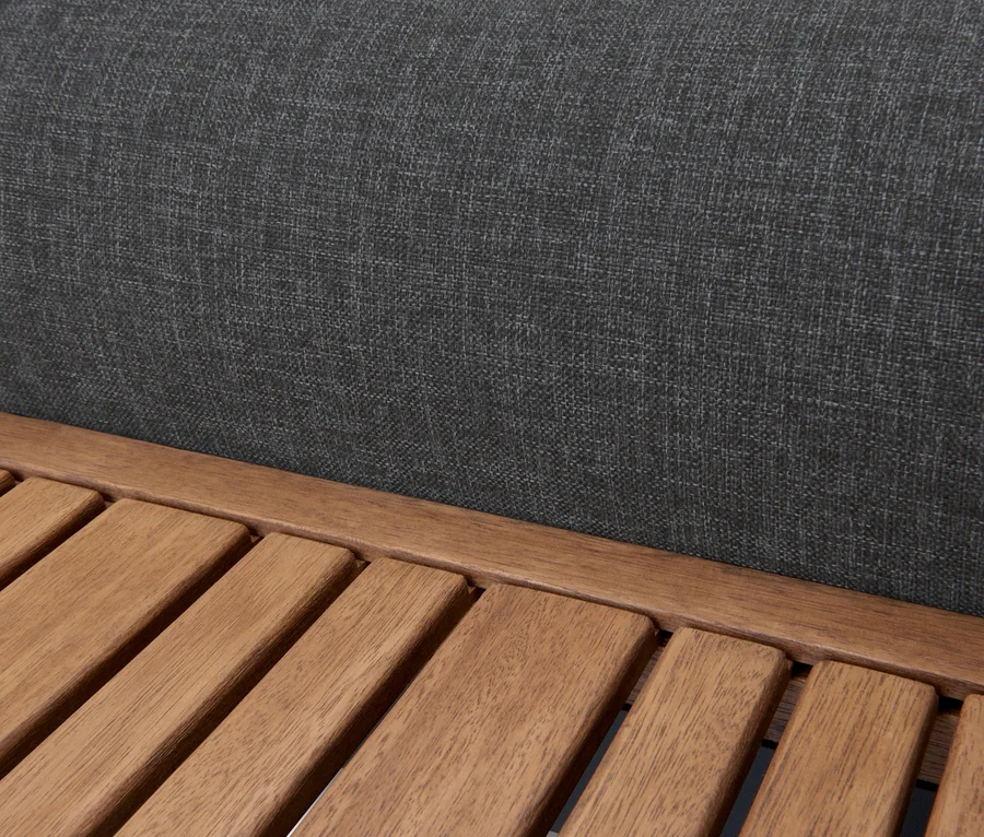 Detailaufnahme einer Lounge-Ecke Elin mit grauem Polster und Holzrahmen.
