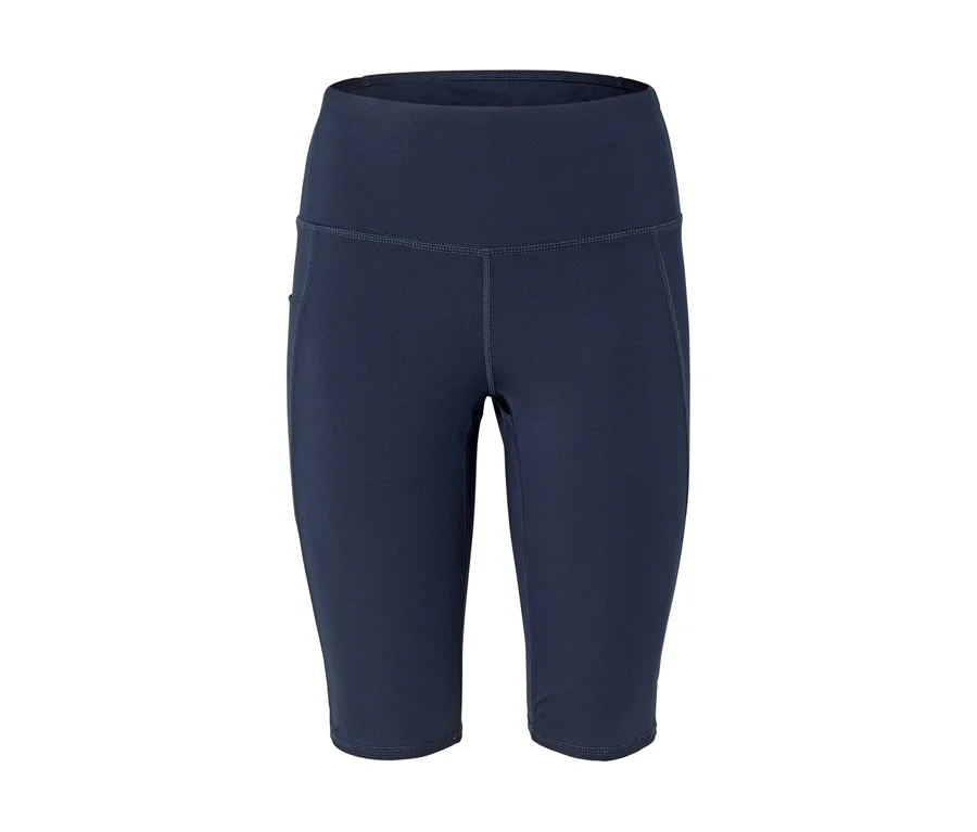 Nahaufnahme von marineblauen Sportshorts vor weißem Hintergrund.