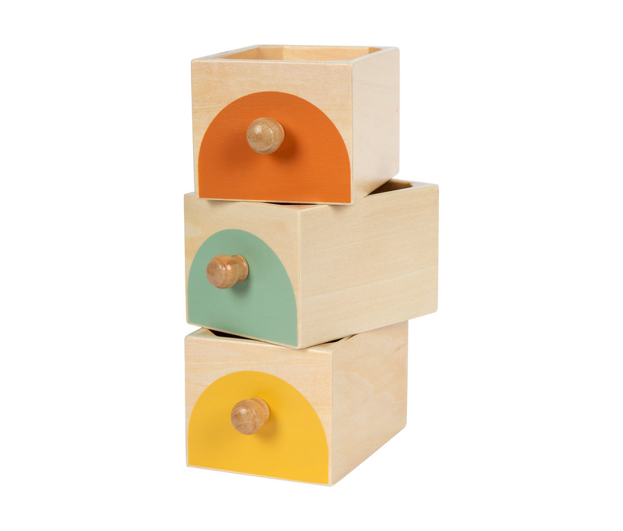 Drei gestapelte Holzkästen des small foot Montessori-Bundle 3. Jeder Kasten hat eine farbige Halbkreisfront mit einem Holzknauf: oben orange, mittig hellgrün, unten gelb.