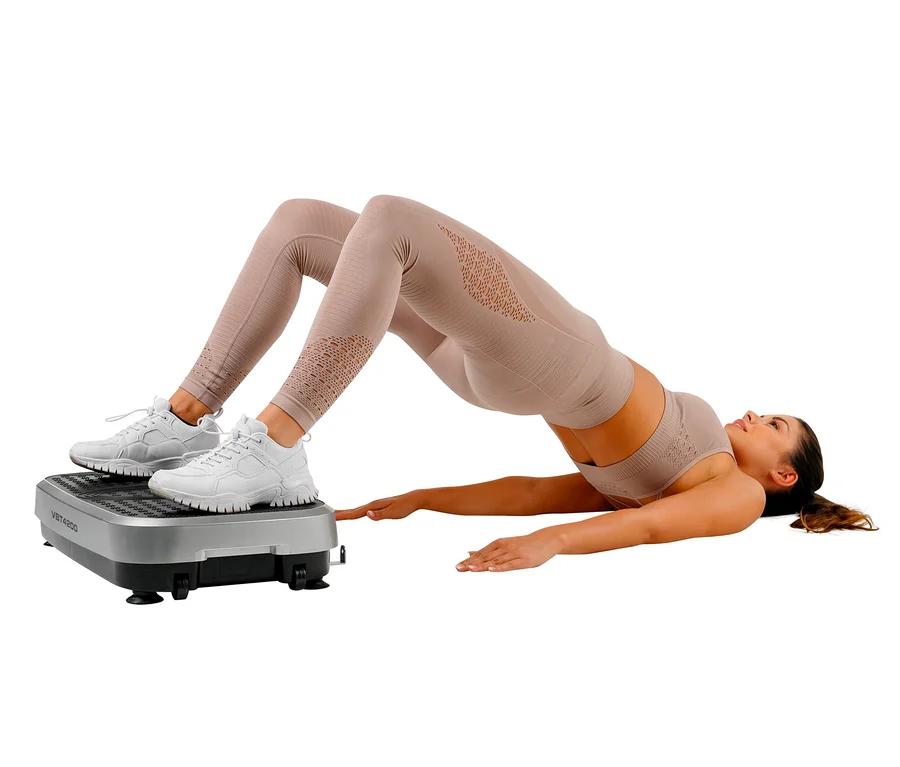 Frau liegt auf dem Boden und macht eine Glute Bridge auf dem Christopeit Vibrationstrainer »Vibro VBT 4200«.