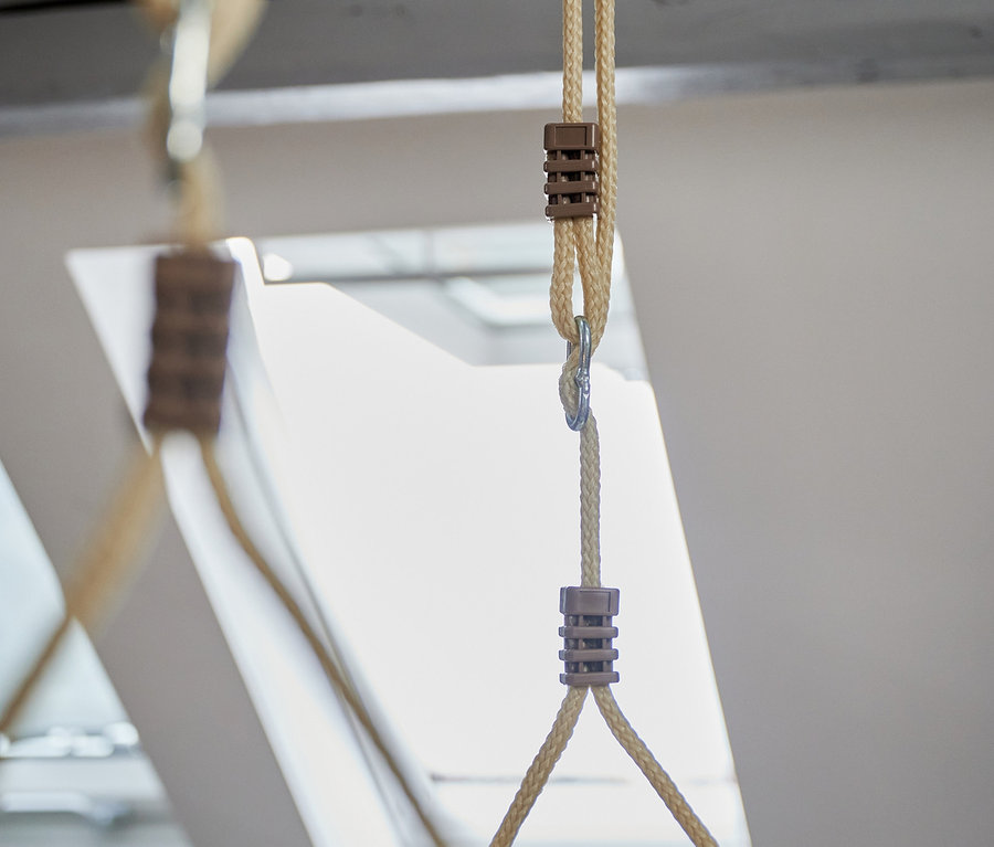 Aufgehängte HUDORA Nestschaukel »Lounge« in Beige und Mitternachtsfarben.