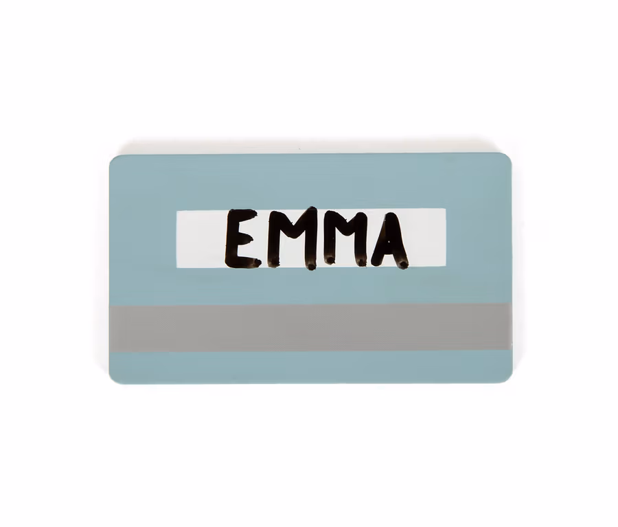 Eine hellblaue small foot Kasse »fresh« mit einem grauen Streifen und dem Namen Emma.