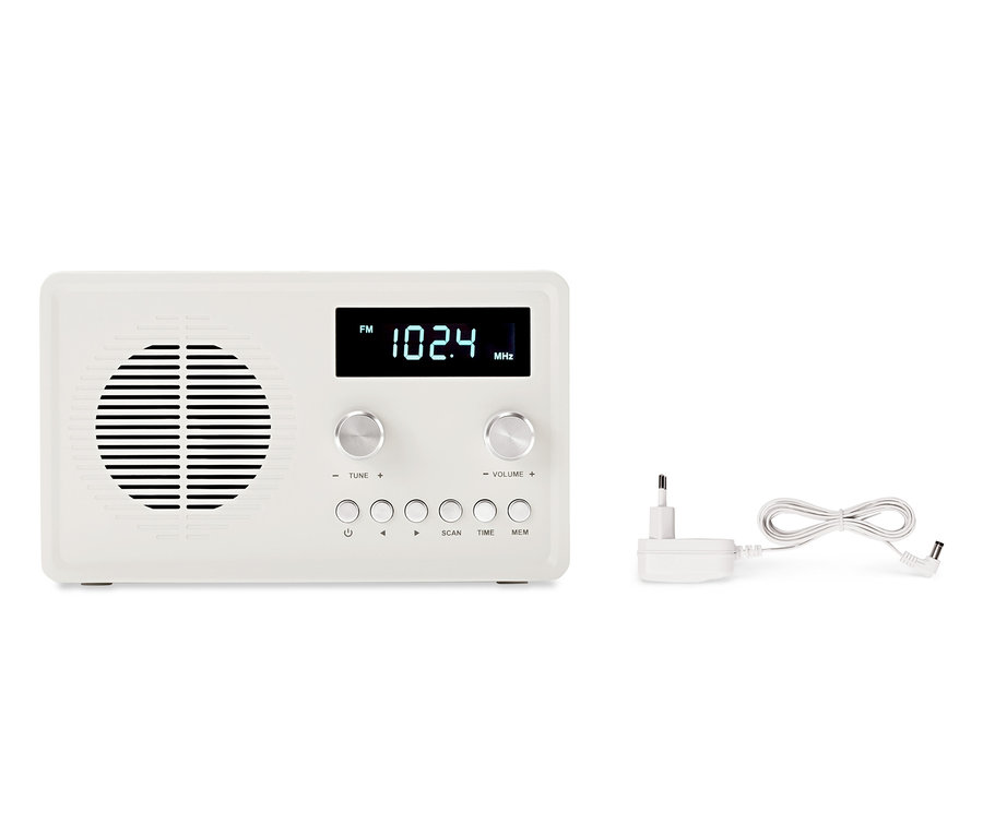 Ein weißes digitales FM-Kompaktradio und ein Netzkabel auf weißem Hintergrund.