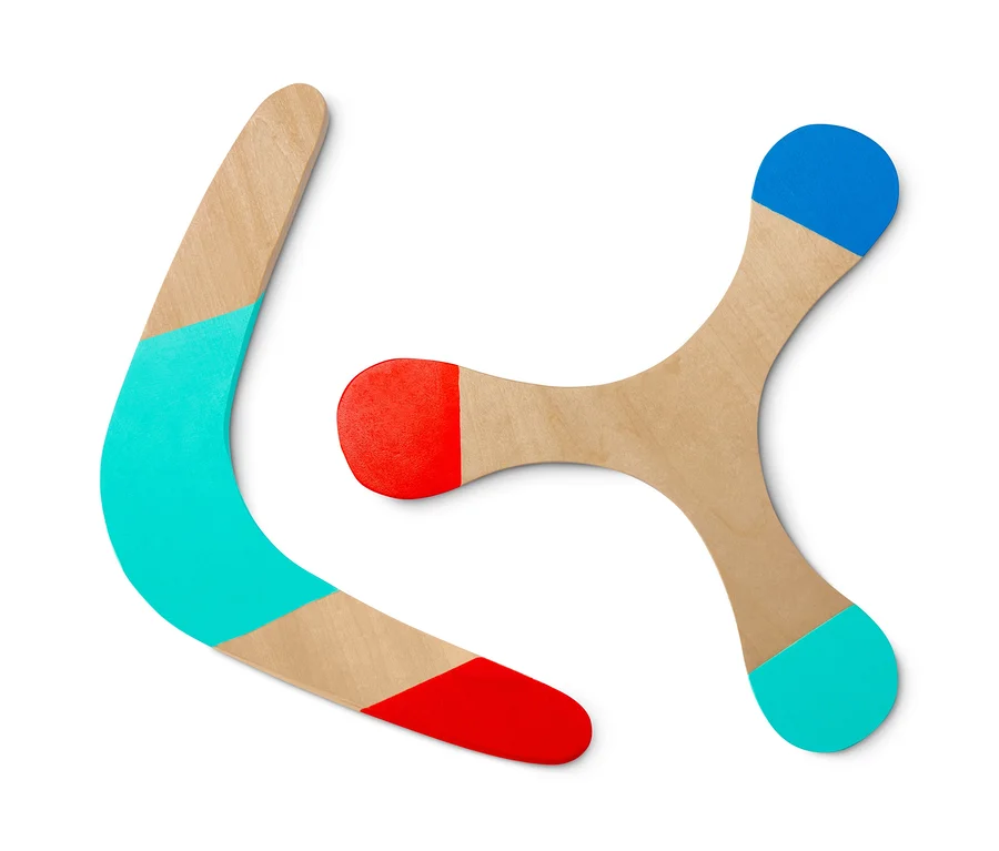 Zwei Holzboomerangs aus dem Boomerang-Set, einer gebogen mit blaugrünem und rotem Ende, der andere dreieckig mit blauem, rotem und blaugrünem Ende.