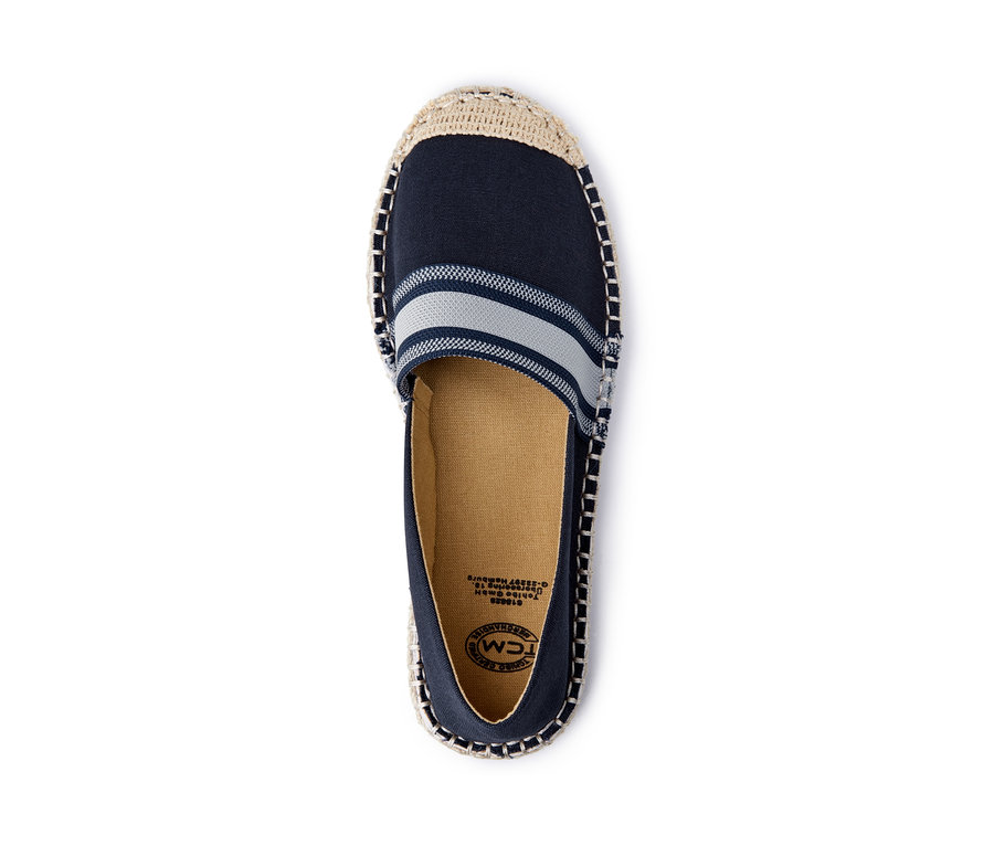 Detailaufnahme von oben von marineblauen Espadrilles.