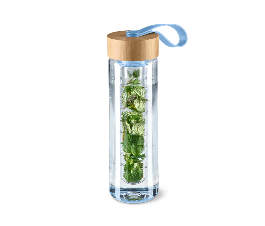 Eine Trinkflasche mit Aromaeinsatz, gefüllt mit Minze.