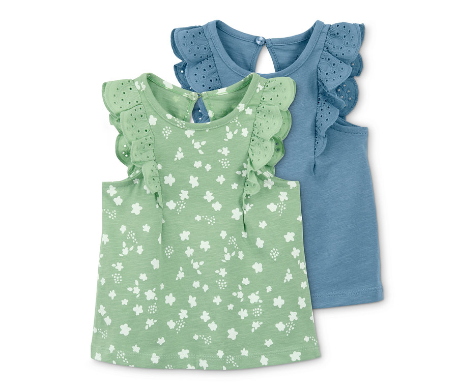 Zwei Kinder-Shirts liegen übereinander. Eines ist grün mit weißen Blumen, das andere blau.