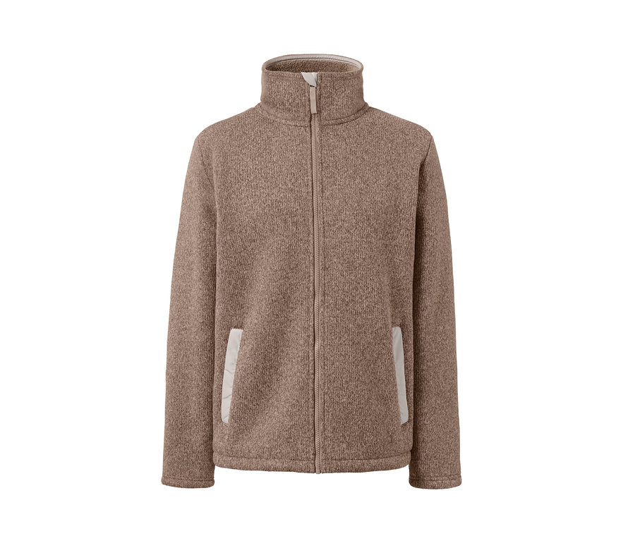 Eine braune Thermo-Strickfleece-Jacke mit Reißverschluss in der Mitte.