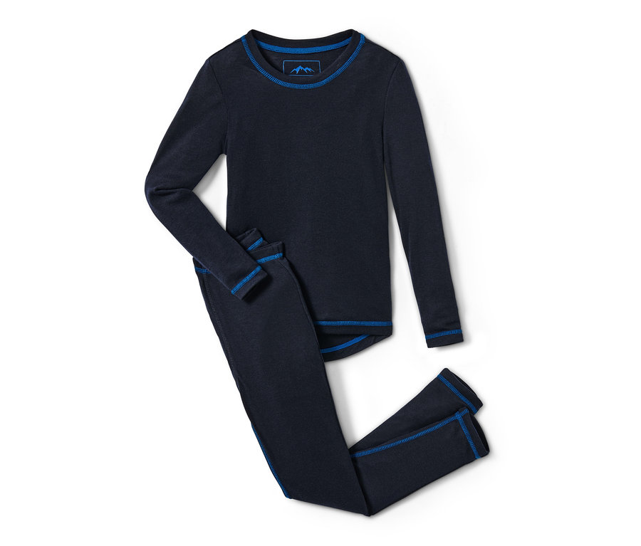 Kinder-Funktionsunterwäsche, bestehend aus einem dunkelblauen Langarmshirt und Hose mit blauen Ziernähten.