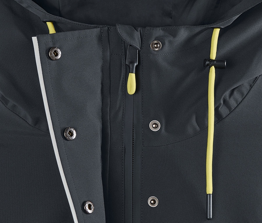 Detailansicht eines Funktions-Regenparkas, der den Reißverschluss und die Druckknöpfe zeigt.