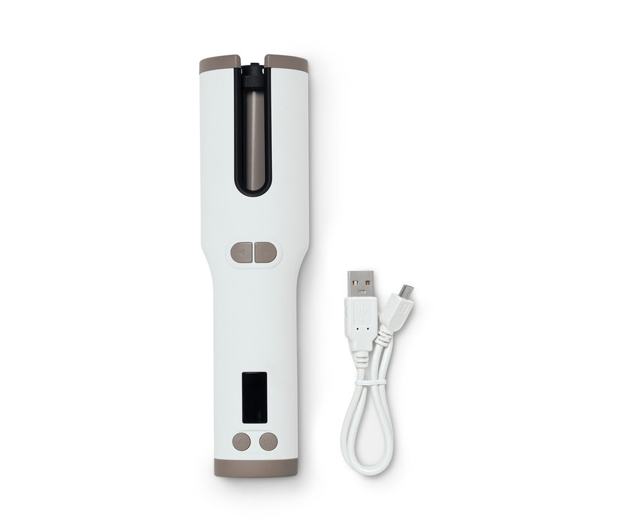 Ein automatischer Lockenstyler und ein Ladekabel liegen auf einem weißen Hintergrund.