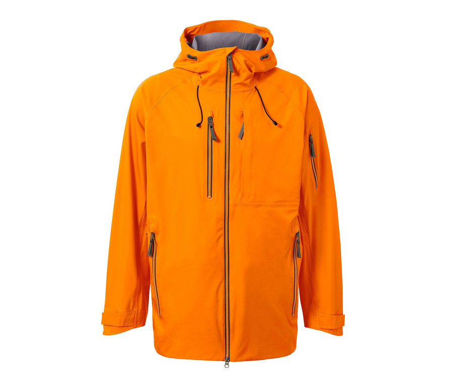Orange Hardshell-Skijacke vor weißem Hintergrund.