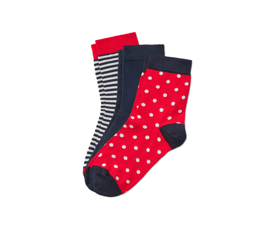 Drei Paar Socken: rot mit weißen Punkten, blau und gestreift.