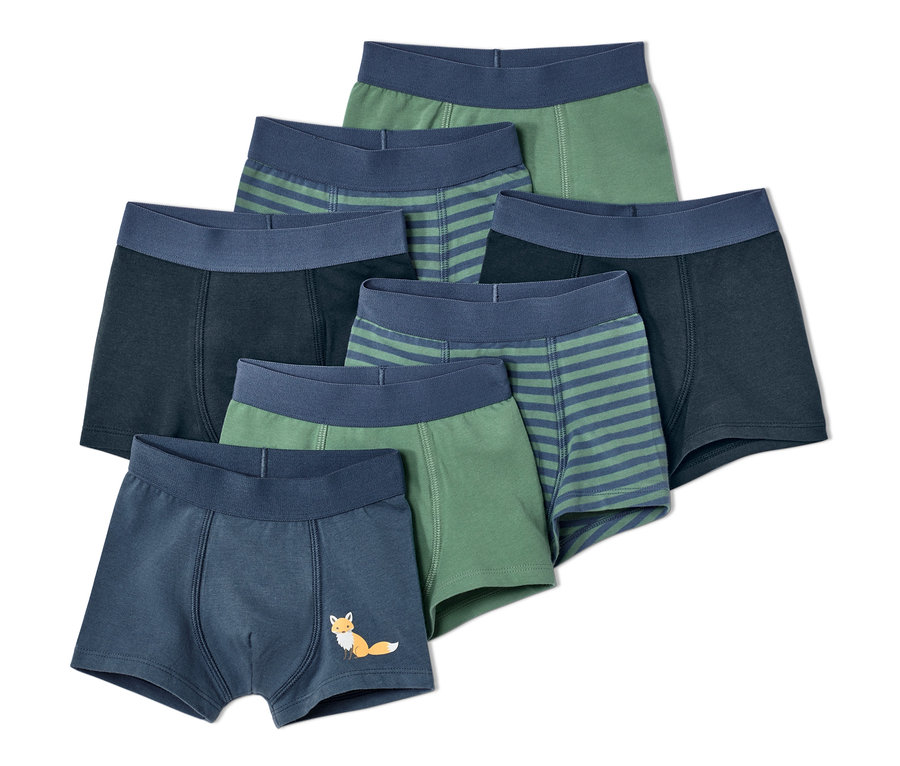 Sieben Jungen-Slipboxer in verschiedenen Farben und Mustern.