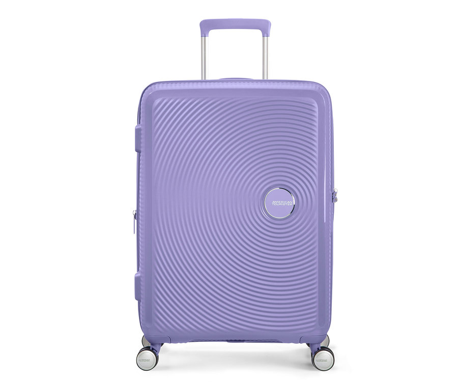 Ein mittelgrosser, lavendelfarbener American Tourister Hartschalen-Koffer »Soundbox« Spinner vor einem weißen Hintergrund.
