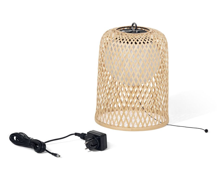 Eine Akku-Stehleuchte mit einem Lampenschirm aus Bambus und einem Ladekabel.