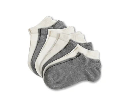 Sieben Paar Kinder-Sneakersocken in Grau und Weiss.