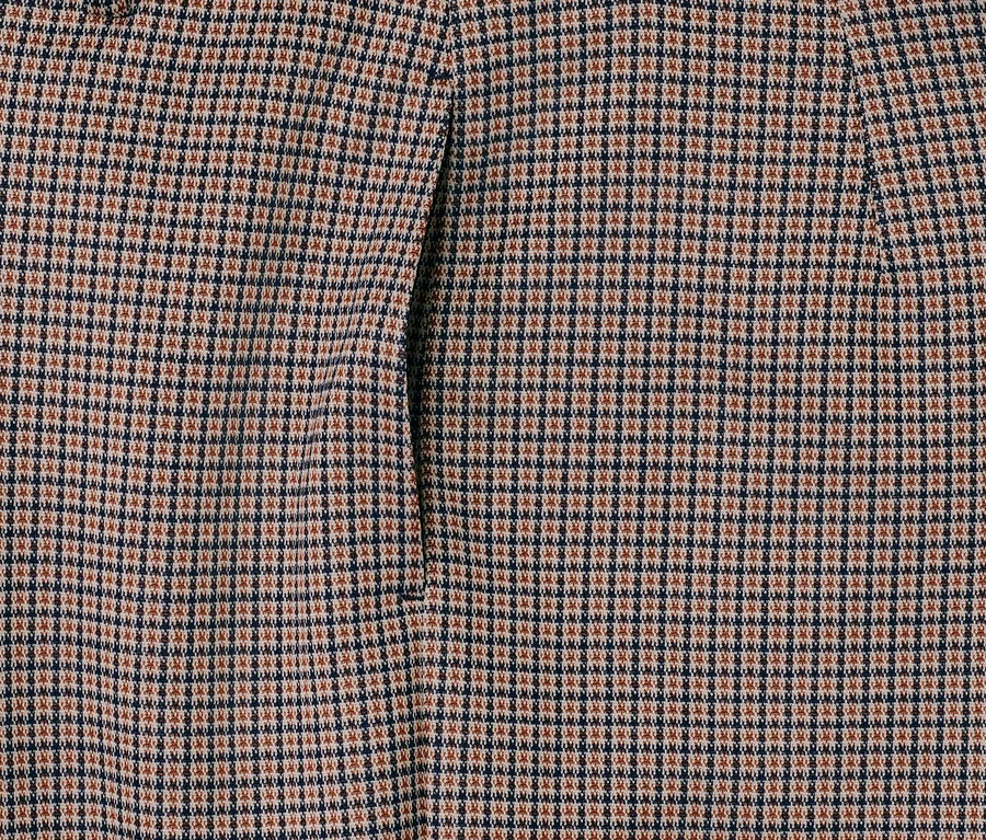 Detail einer Komfort-Jacquardhose mit braun-blauem Muster.