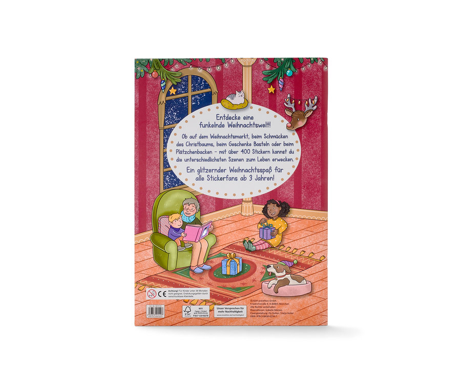 Eine weihnachtliche Illustration zeigt eine Großmutter und ein Kind, die ein Buch lesen, ein Mädchen, das ein Geschenk hält, und einen Hund, der in einem Bett liegt. Das Buch ist "Mein Stickerbuch »Weihnachten«". Das Buch ist "Mein Stickerbuch »Weihnachten«".