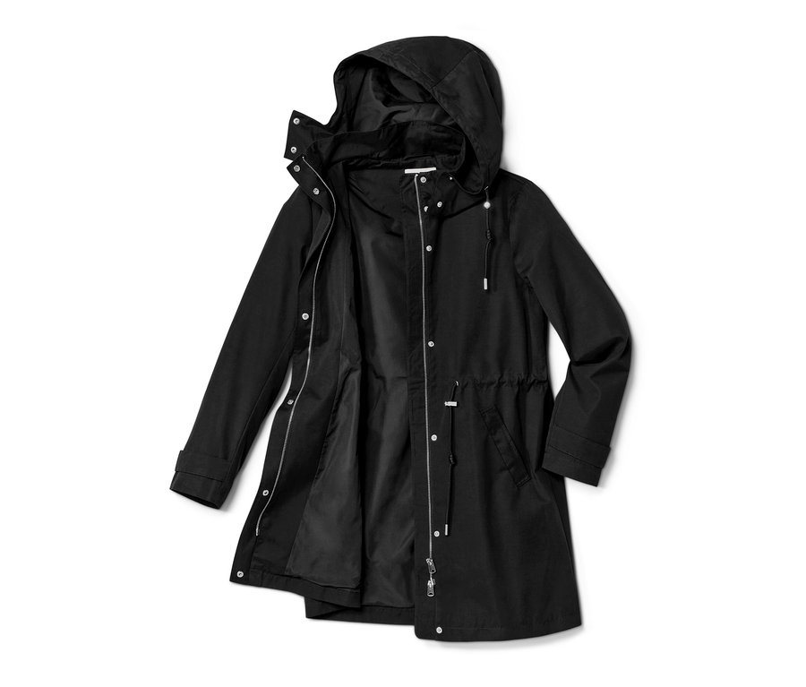 Eine offene, schwarze Parka mit Kapuze auf hellem Hintergrund.