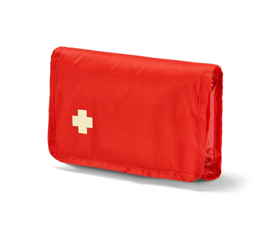 Rote Erste-Hilfe-Fahrradtasche mit weißem Kreuz.