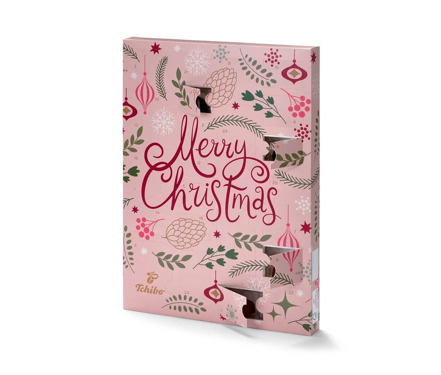 Tchibo-Adventskalender mit Merry Christmas Schriftzug und Ornamenten.