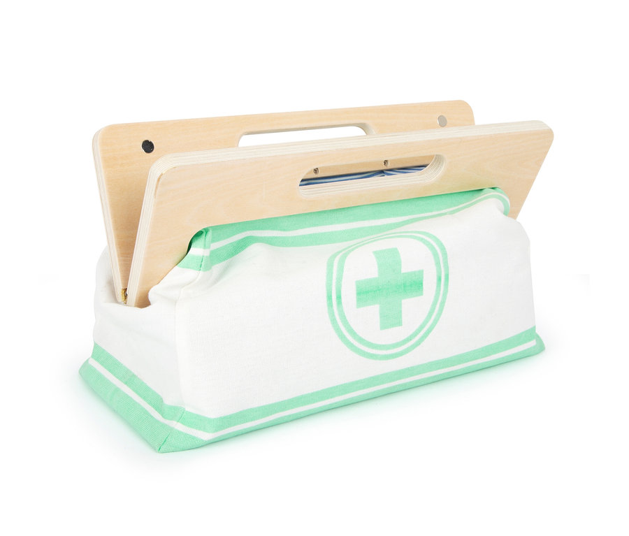 Eine "small foot Arzttasche" mit Holzgriff und grünem Kreuz auf weißem Hintergrund.