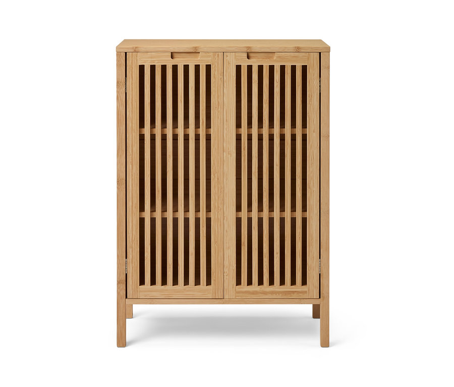 Ein Sideboard aus Bambus mit zwei Lamellentüren.