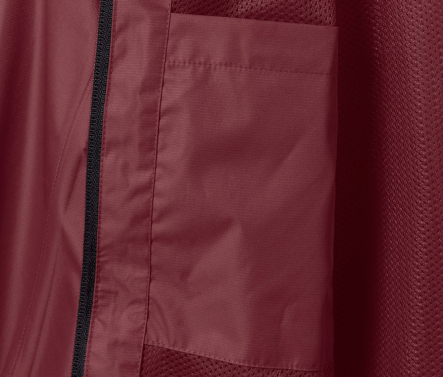 Detailaufnahme einer weinroten Regenjacke mit Tasche.