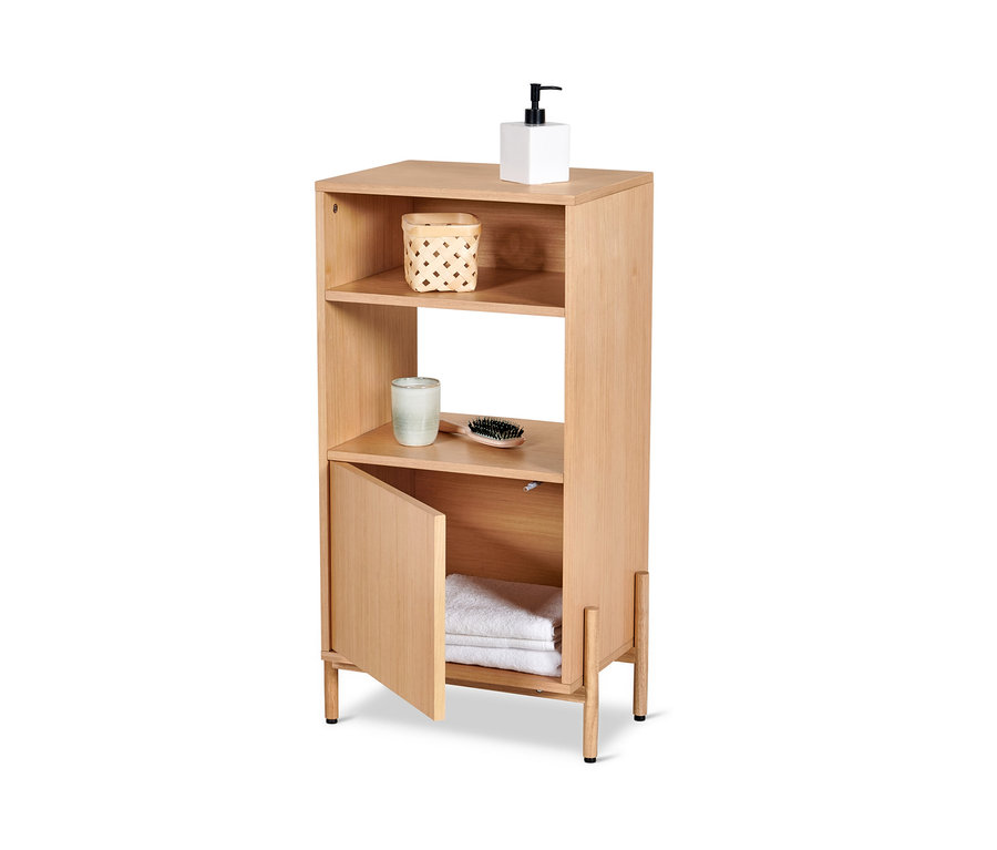 Ein Badezimmerschrank mit Holzfurnier mit zwei offenen Regalen, von denen eines einen Korb und eine Bürste enthält. Der untere Schrank ist offen und enthält Handtücher.
